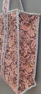 Sacs fourre-tout en coton imprimés à la main, matelassés, traditionnels indiens, faits à la main avec des motifs imprimés à la main - Product Image 5