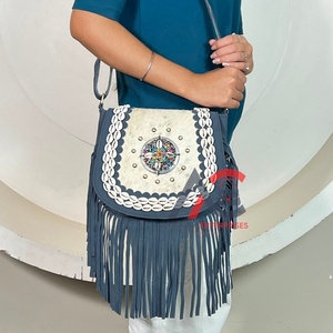 Nouveau sac bandoulière en daim de vachette véritable de qualité supérieure pour femme, style western bohème, avec rabat en pierre et pompons - Product Image 1