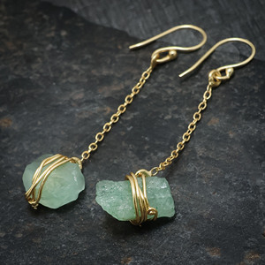 Boucles d'oreilles pendantes longues en jade vert naturel plaqué or 18 carats, enveloppées de fil, faites à la main - Cadeau pour elle - Product Image 4