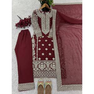 Ensemble haut-bas et dupatta pour femmes avec broderie et travail de séquence - Product Image 2
