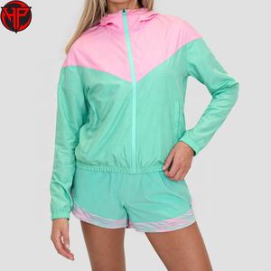 Ensemble de survêtement personnalisé pour femme, coupe-vent à capuche deux pièces, avec short et veste, fermeture éclair réfléchissante et matière polyester - Product Image 6