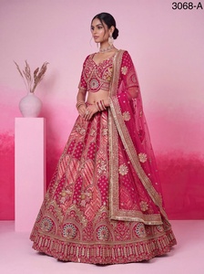 Lehenga Choli de créateur lourd et élégant pour mariée, en soie Gadhwal Banarasi, avec broderies à la main en miroir, Gotta Patti, Dabki doré et motifs en relief, tenue de mariage pour femme - Product Image 3