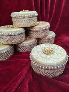 Caja de dulces Laddu de acero con perlas y tela Banarasi, caja de dulces Mithai, caja de regalo india |   Recuerdo de Puja |   Artículo Shagun para Bodas Hindúes, Punjabias y Musulmanas - Product Image 3