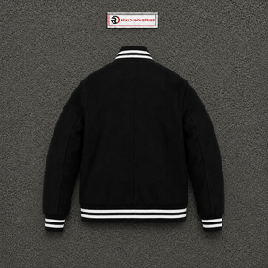 Chaqueta universitaria de lana negra para hombre, chaqueta de béisbol personalizada con letras, cuello, puños y dobladillo acanalados con rayas blancas y cierre clásico a presión. - Product Image 6