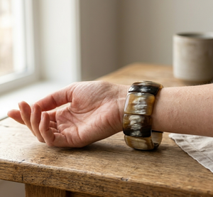 Brazalete Artesanal Ecológico Hecho a Mano con Cuerno de Búfalo para Mujer, Joyería de Diseño Único para Propietarios de Boutiques y Tiendas - Product Image 2