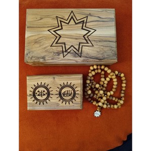 Caja para cuentas de oración de madera de acacia con tallado geométrico |   Estuche para Misbaha Islámica Hecho a Mano - Product Image 1