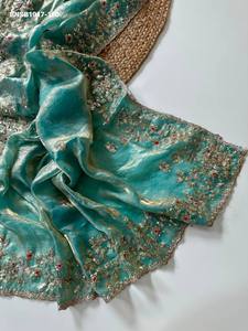 Sari en satin de soie fantaisie doux pour occasions spéciales, avec broderie, travail de sequins, Butti et bordure - Collection de blouses prêtes à porter Saree Love - Product Image 3