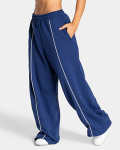 Ensemble de survêtement tendance pour femme, bleu marine, à capuche, coupe ample, longueur intégrale, couleur unie, poches latérales, 100% coton, avec passepoil. - Product Image 3
