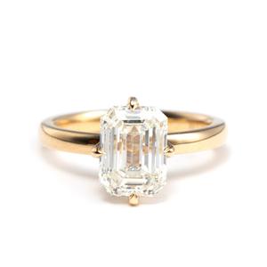 Bague de luxe en or jaune massif 14 carats avec diamant de laboratoire taille émeraude 2 carats certifié IGI pour femme, motif floral boussole à griffes - Product Image 2