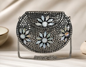 Pochette de soirée de luxe ronde en métal avec doublure en velours, incrustation de perles et chaîne décorative pour fêtes et mariages - Product Image 1
