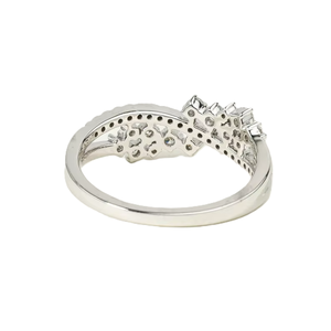 Anillo de compromiso de plata de ley 925 con diseño único de racimo de diamantes entrecruzados y banda retorcida de oro blanco macizo de 18 quilates - Product Image 3