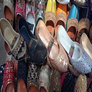 Zapatos Khussa de Alta Calidad para Mujer, con Diseños Bordados de Primera Calidad, Calzado Pakistaní Plano para Verano e Invierno - Product Image 2