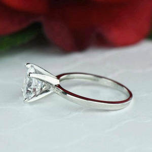Anillo de Cumpleaños con Diamante Blanco Redondo Precioso en Corte Solitario para Ella, con un Elegante Acabado en Plata de Ley para Uso Diario - Product Image 4