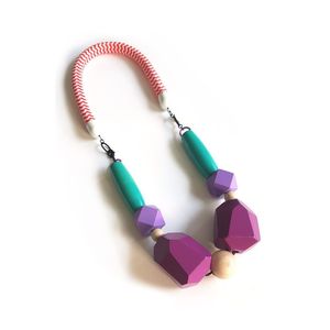 Collier artisanal en résine et bois avec des détails artistiques, bijoux uniques - Product Image 6