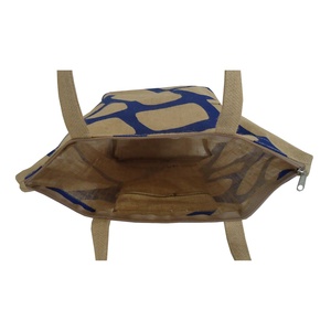 Sac fourre-tout en jute naturel laminé PP avec fermeture à glissière à poignée automatique sacs à main à la mode de conception imprimée de couleurs uniques non uniformes - Product Image 4