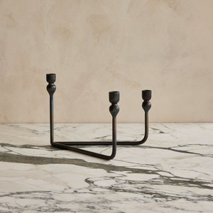 Candelabro triangular de metal bronce oscuro que sostiene tres velas cónicas de cera de abeja amarilla retorcida distintivas para una decoración elegante del hogar. - Product Image 2
