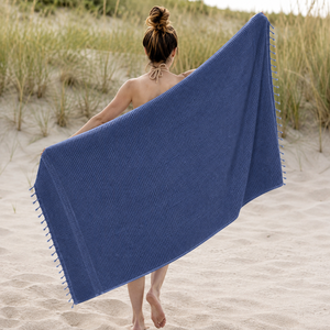 Serviette de plage Fouta 100% coton recyclé, couleur unie, motif gaufré, avec franges, forme rectangulaire, pour l'été. - Product Image 1