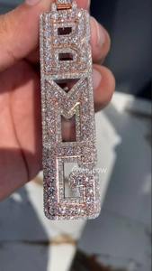 Colgante de Letra Personalizado con Diamantes VVS1 en Oro de 14K KP-114 KRISHNAVI, Joyería de Lujo Unisex Estilo Hip Hop - Product Image 1