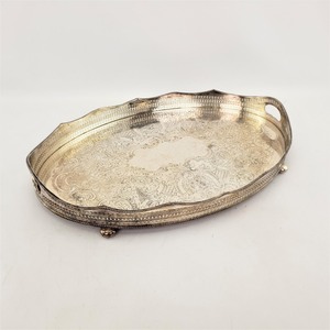 Bandeja Decorativa Ovalada de Metal Plateado con Patrón Abstracto y Asa, Diseño Moderno, Empaque Individual - Product Image 2