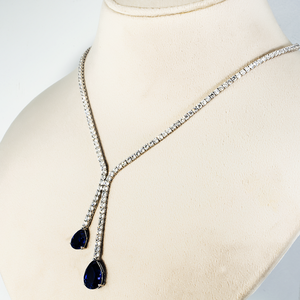 Collier à pendentif en or blanc serti de diamants ronds et de saphirs taillés en poire, best-seller, pour occasions spéciales, disponible à un prix avantageux - Product Image 4