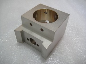 Carcasa/bloque de montaje mecanizado con precisión por CNC utilizado para sujetar una buje de rodamiento - Product Image 2