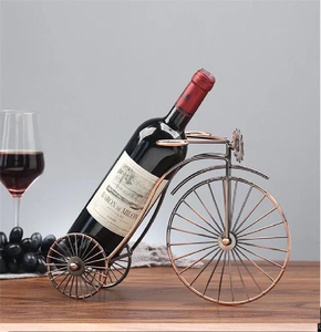 Carrito triciclo de cobre con soporte para vasos. Sostiene una botella y dos copas de vino con elegancia. Disponible a precios de mayorista. - Product Image 3