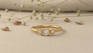 Anillo de Compromiso Minimalista con Tres Piedras de Oro de 10k, Diseño Personalizado Hecho a Mano, Diamante Cultivado en Laboratorio VVS1, Engaste en Bisel - Product Image 6