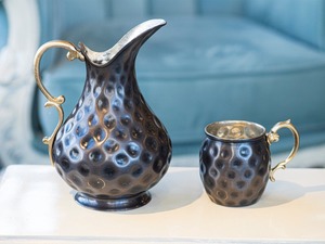 Pichet vintage en métal martelé avec poignée dorée pour boissons, idéal pour les fêtes, hauteur personnalisable, design durable - Product Image 2
