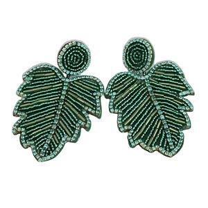 Boucles d'oreilles goutte feuille de palmier perlées d'inspiration tropicale pour les vacances d'été à la mode faites à la main - Product Image 3