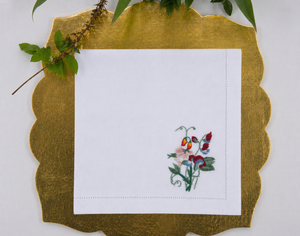 Servilleta de lino bordada con bayas silvestres y flores, con costuras vibrantes que crean un alegre toque rústico a la mesa. - Product Image 4