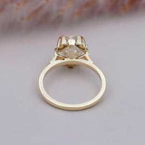 แหวนเพชรทรงแอสเชอร์คัทแบบโมเดิร์น 3 เม็ด ฝังในทองคำเหลือง ประดับเพชรทรงสี่เหลี่ยมแบบเบเซลเซ็ต แหวนเพชรสำหรับหมั้น - Product Image 4