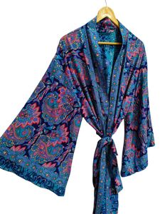 Robe kimono de luxe en soie patchwork, cache-maillot de bain, tenue de nuit, longue robe, kimono indien vintage fait main en soie de sari recyclée - Product Image 4
