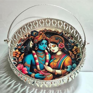 Ensemble de thali pour pooja de qualité supérieure dans un coffret cadeau en velours, comprenant une assiette à bord doré et deux récipients à couvercle assortis avec Radha Krishna. - Product Image 5