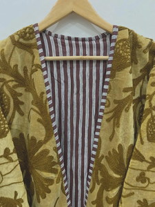 Kimono long en velours brodé Suzani jaune moutarde fait main, style bohème, avec broderie florale grenade - Product Image 4