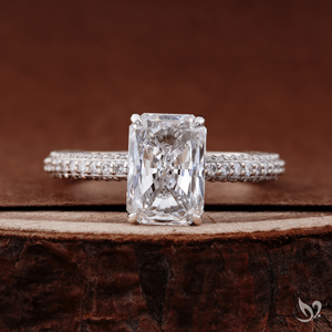 Anillo de compromiso con diamante cultivado en laboratorio de corte radiante de 2 quilates, rectangular alargado, con banda doble pavé, oro blanco de 10 quilates - Product Image 1