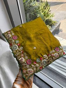 Sari en organza brodé vert olive de luxe pour femmes |   Vêtements de mariage et de fête à bordure florale pour créateurs - Product Image 6