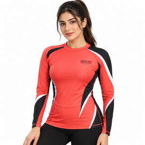 Rashguard pour femme en tissu performance lisse, coupe ajustée et souple, technologie de séchage rapide, design à col montant, poignets avec passe-pouce - Product Image 1