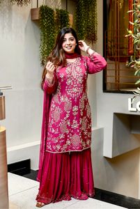 Présentation du nouveau look de soirée de créateur : haut, pantalon palazzo et dupatta avec broderies riches. - Product Image 4