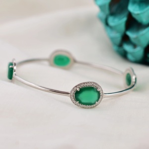 กำไลข้อมือหินออนิกซ์สีเขียวธรรมชาติ (สีเขียวมรกต) ทรงรี ประดับด้วยเงินแท้ 925  แบบแข็งแรงทนทาน - Product Image 5