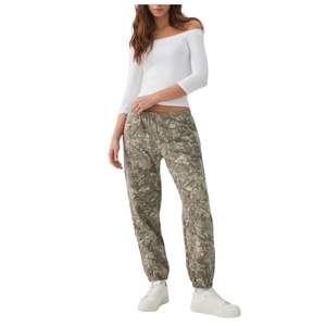 Pantalon de jogging camouflage personnalisé pour femme, taille haute élastique, coupe décontractée ample, style cargo, vente en gros OEM - Product Image 2