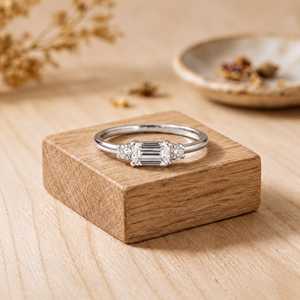 Bague de fiançailles en or massif 10K, 14K, 18K avec diamants de laboratoire certifiés IGI, taille baguette et taille ronde, couleur E VVS - Product Image 1