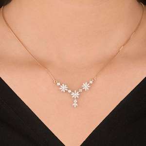 Collier élégant à fleurs et diamants pour femme – Pendentif délicat en or rose avec motif floral pour les fêtes et le quotidien - Product Image 1