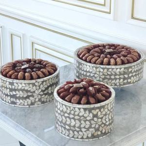 Superbe support à gâteau en nacre, avec bases en bois bleu à plusieurs niveaux et dessus en verre, pour une présentation culinaire haut de gamme. - Product Image 3