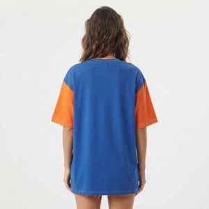 Camiseta Oversize de Mujer Hawk Eye con Bloques de Color Azul y Naranja, Cuello en V, Ajuste Holgado, 100% Algodón Jersey, Estampado de Logo - Product Image 2