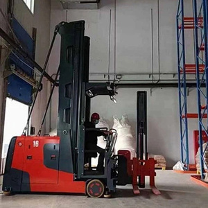 Montacargas retráctil con sistema de seguridad avanzado y frenado automático para uso en almacenes industriales - Product Image 4