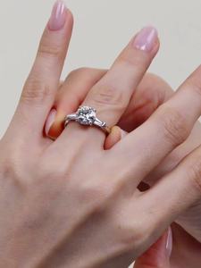 แหวนเพชร VVS ขนาด 2.00 กะรัต รับรองโดย IGI เพชรทรงกลมเพาะเลี้ยงในห้องปฏิบัติการ แหวนหมั้นเพชรสามเม็ด ทอง 18K/14K/10K  แบบกำหนดน้ำหนักได้ - Product Image 6