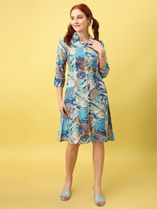 Camisa de Vestir Formal Azul Floral de Georgette Ecológica y Natural, con Cuello Camisero, Largo hasta la Rodilla, Manga Corta, con Encaje Drapeado para Boda - Product Image 4