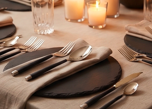 Ensemble de couverts minimalistes avec poignées noires et ustensiles en acier inoxydable finition miroir pour la vaisselle de mariage - Product Image 3