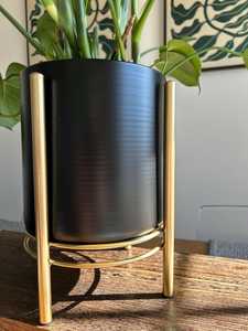 Macetero Moderno Minimalista de Metal Negro con Soporte de Hierro Dorado, Maceta de Lujo para Interiores, Soporte para Plantas para Decoración del Hogar y la Oficina - Product Image 5