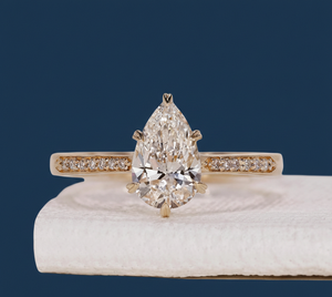 Anillo de Compromiso con Diamante Cultivado en Laboratorio de 1.06ct, Corte Pera, VVS2, Certificado IGI, Chapado en Rodio, Oro Amarillo, Pavé, para Mujer, Venta al Por Mayor, Personalizado - Product Image 1